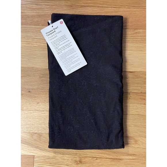 Lululemon Vinyasa Scarf Jacquard Black Blue Infinity Wrap Button Versatile New - Picture 1 of 5